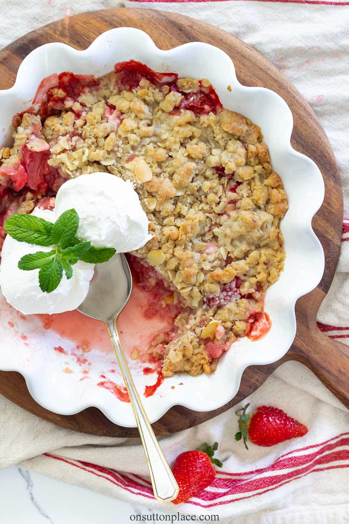 strawberry crisp recipe in ruffled pie plate
