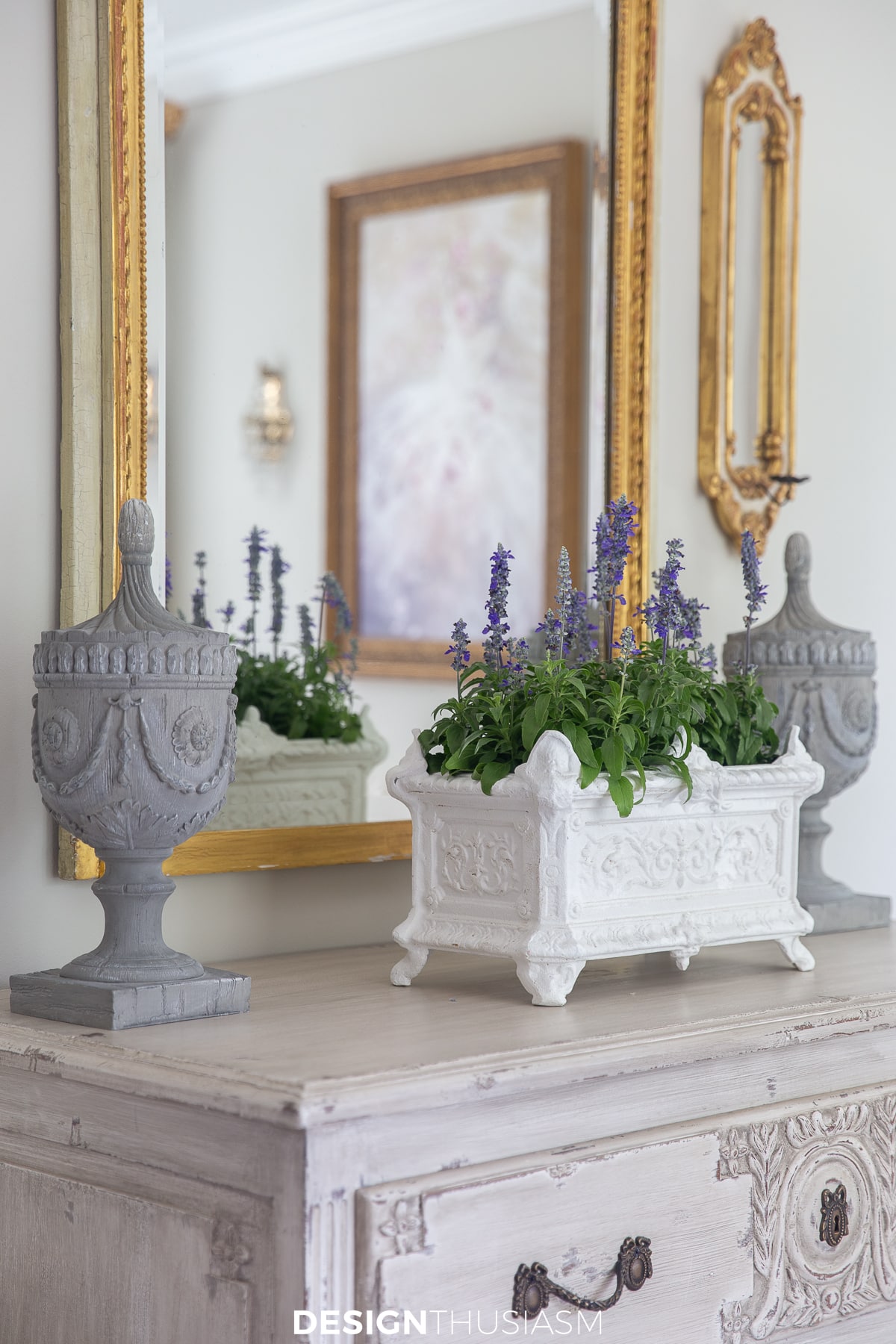 relaxed chic summer decor for the entryway