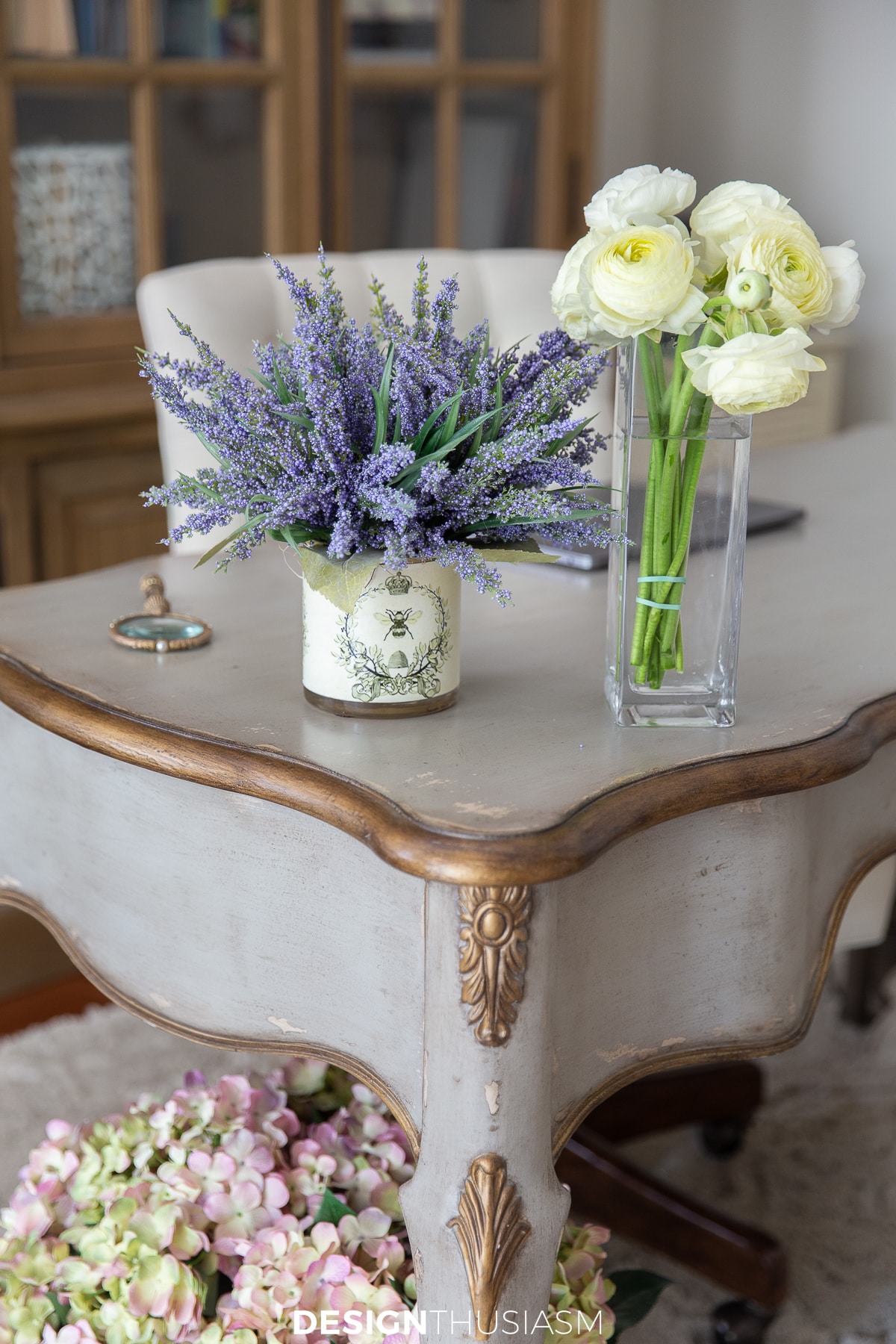 relaxed chic summer decor in the office