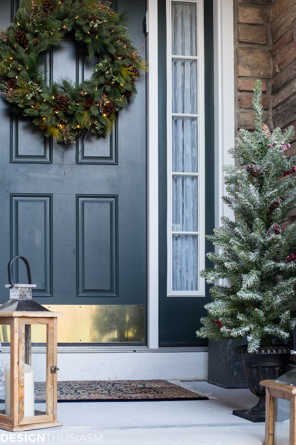 Designthusiasm | Christmas Decorating Ideas for a Tiny Front Porch