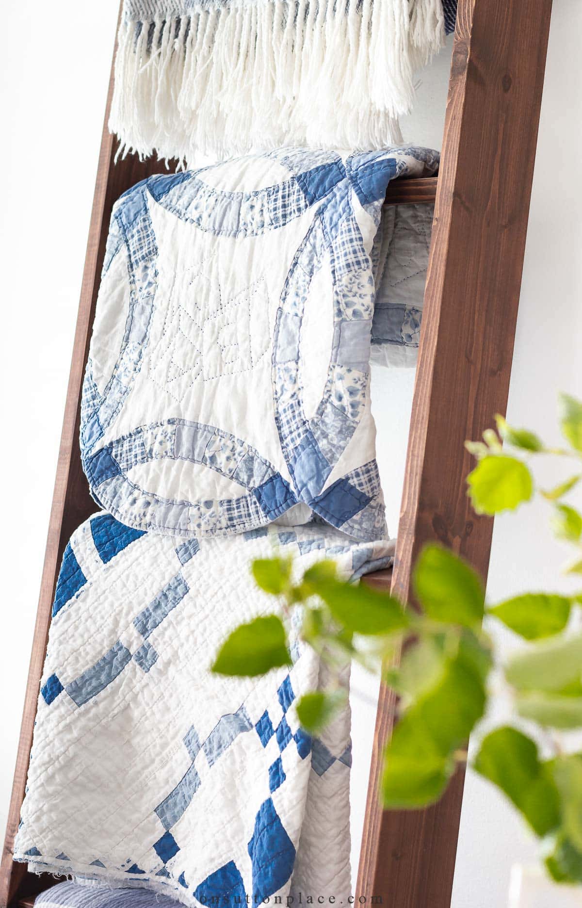 guide to modern farmhouse decor quilts on blanket ladder