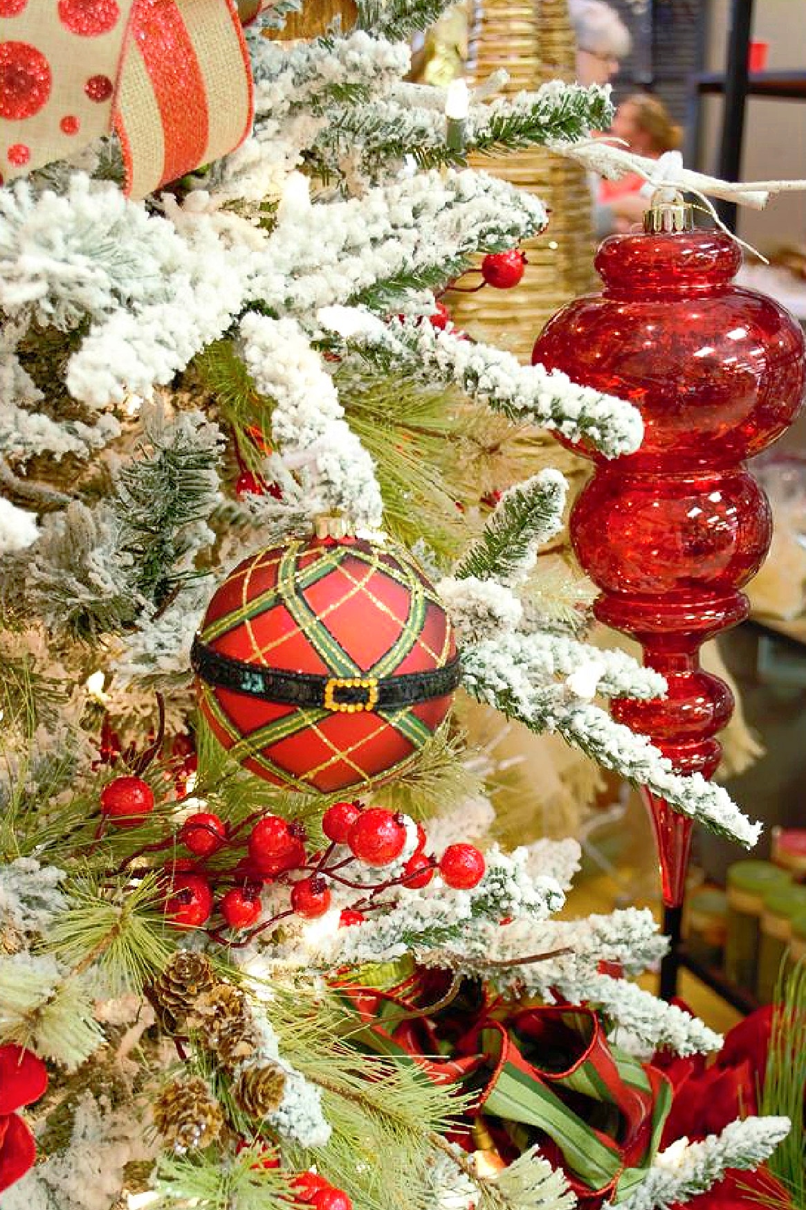 How to Decorate a Christmas Tree Like A Designer Step-By-Step