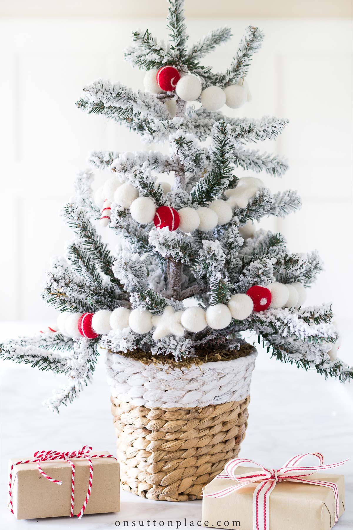 tabletop Christmas tree with felt garland 2021