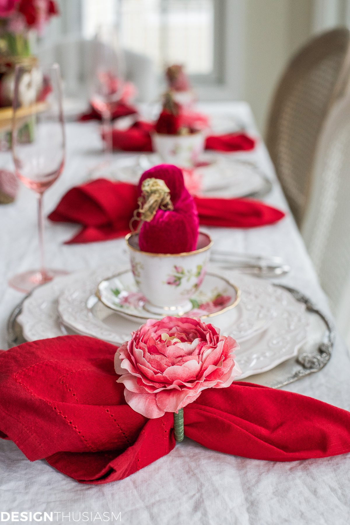 red napkins with pink flower napkin rings